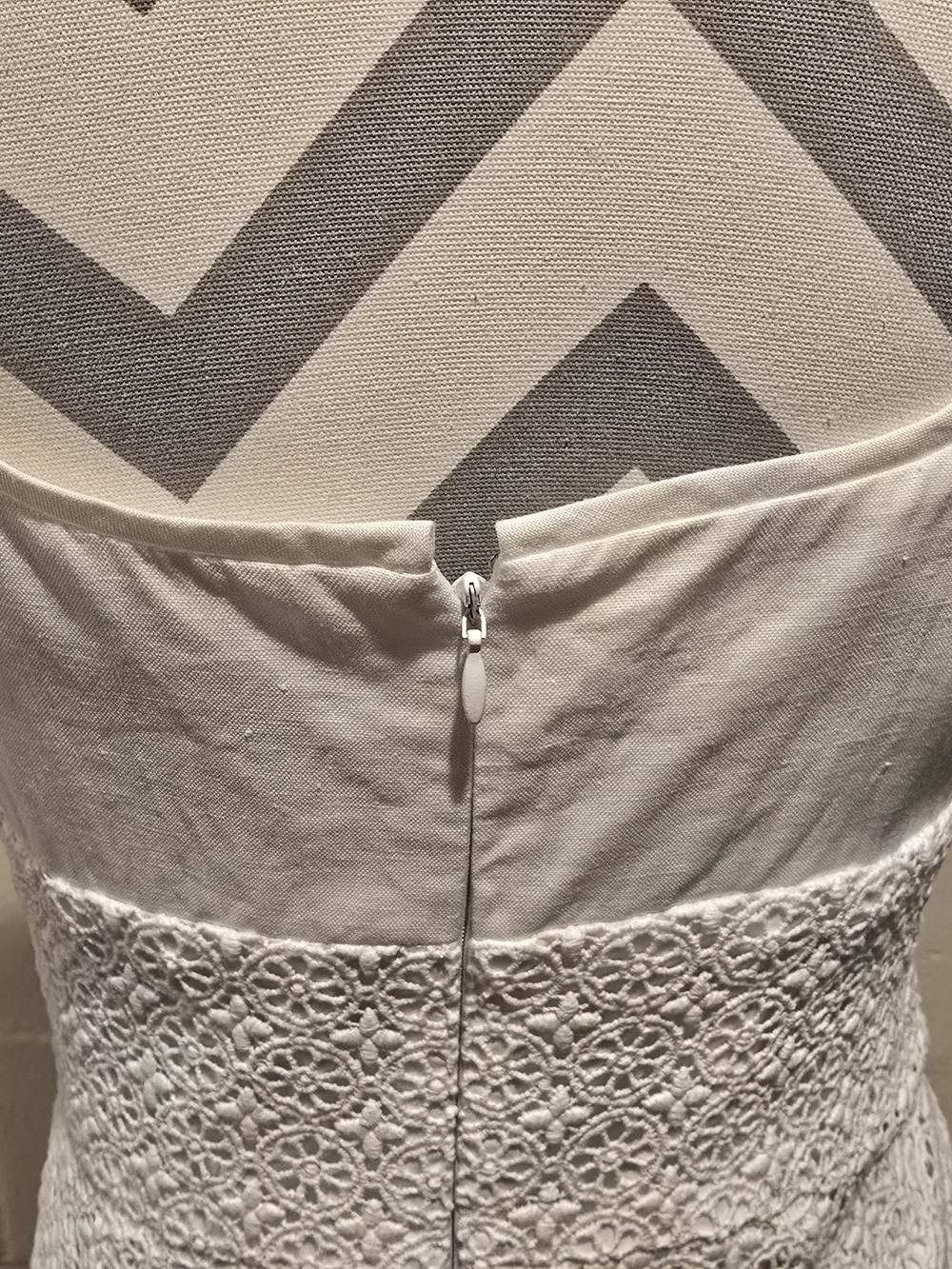 Maggy London Sleeveless Empire Waist Floral Eyelet Sheath Dress Size 6 White. - Picture 6 of 10